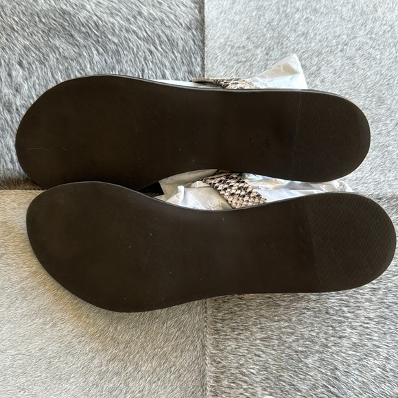 Tory Burch thong sandal in a neutral python print with gold colored emblem - Picture 4 of 8